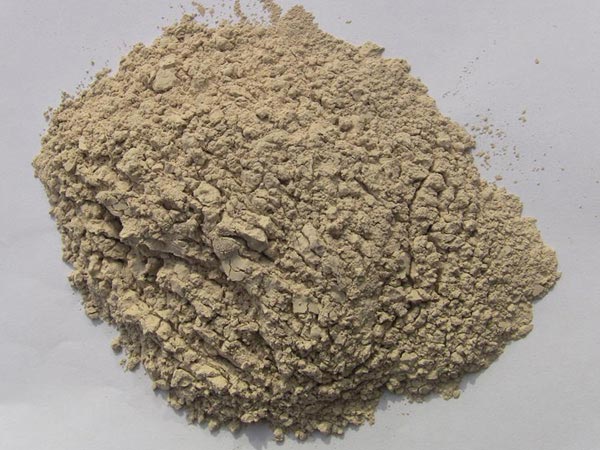 礬土性質 礬土主要成分是氧化鋁，為煉鋁和耐火材料的主要原料。白色或灰白色，因含鐵而呈褐黃或淺紅色。密度3.45g/cm3，硬度1～3，不透明，質脆。極難熔化，不溶于水，能溶于硫酸、氫氧化鈉溶液。 地區分布 中國鋁土礦資源比較豐富，在全國18個省、自治區、直轄市已查明鋁土礦產地205處，其中大型產地72處（不包括臺灣），主要分布在山西、山東、河北、河南、貴州、四川、廣西、遼寧、湖南等地。 投資前景 1.可用于煉鋁工業。用于國防、航空、汽車、電器、化工、日常生活用品等。 2.可用于精密鑄造。礬土熟料加工成細粉做成鑄模后精鑄。用于軍工、航天、通訊、儀表、機械及醫療器械部門。 3.可用于耐火制品。高鋁礬土熟料耐火度高達1780℃，化學穩定性強、物理性能良好。 4.硅酸鋁耐火纖維。用于鋼鐵、有色冶金、電子、石油、化工、宇航、原子能、國防等多種工業，消防人員可用耐火纖維布做成衣服。 5.制造礬土水泥、研磨材料、陶瓷工業以及化學工業可制鋁的各種化合物。 鋁礬土磨粉制備 鋁礬土粉是選用煅燒過的熟鋁礬土礦石用雷蒙磨加工制成的細粉，粒度通常為100目-325目，在耐火材料行業得到了廣泛的應用。通常加工的流程為先經顎式破碎機進行破碎，然后篩分進入鋁礬土雷蒙磨或鋁礬土超細磨粉機中，進行鋁礬土粉制備，使其應用更加廣泛。