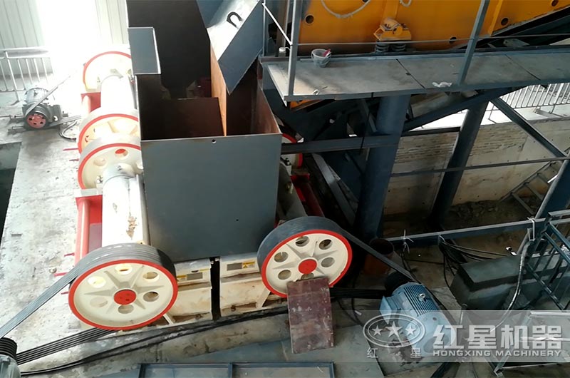 細(xì)顎式破碎機(jī)現(xiàn)場(chǎng) 細(xì)顎式破碎機(jī)現(xiàn)場(chǎng)