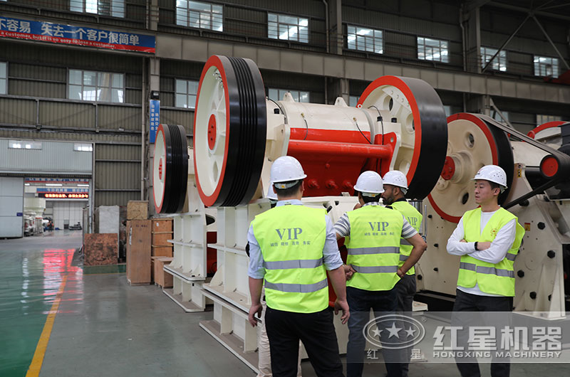 客戶來(lái)廠考察鄂破機(jī)設(shè)備 客戶來(lái)廠考察鄂破機(jī)設(shè)備