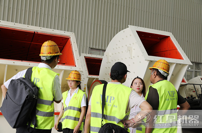 客戶來廠考察錘式破碎機(jī)設(shè)備 客戶來廠考察錘式破碎機(jī)設(shè)備