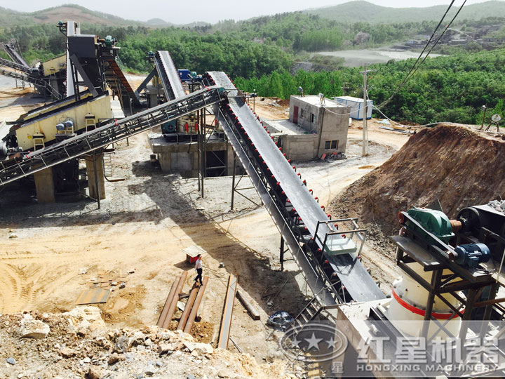 碎石現場，多種破碎設備可搭配使用