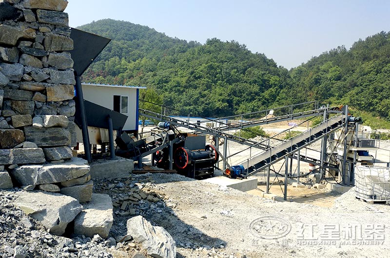 顎式細破碎機破碎現場，搭配制砂機使用